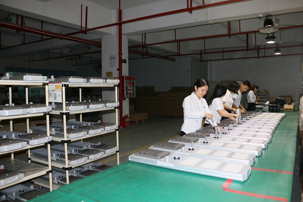 What are the characteristics of a 600w solar street light? Does high power mean a short lighting dur