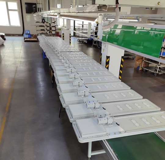 The difference between integrated solar street lights and LED mains circuit lights
