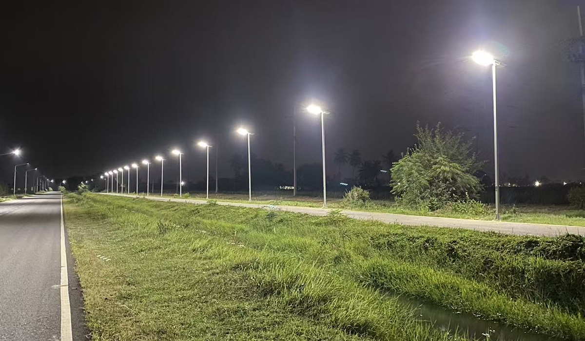 Solway ASP-Plus-4 integrated solar street light implemented in a municipal project in Thailand.(图3) Solway ASP-Plus-4 integrated solar street light implemented in a municipal project in Thailand.(图3)